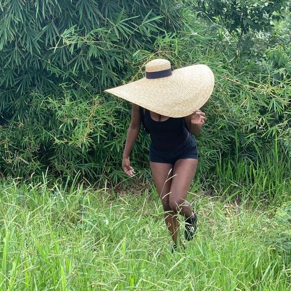 Meet your Posher, Carola - Picture 1 of 1